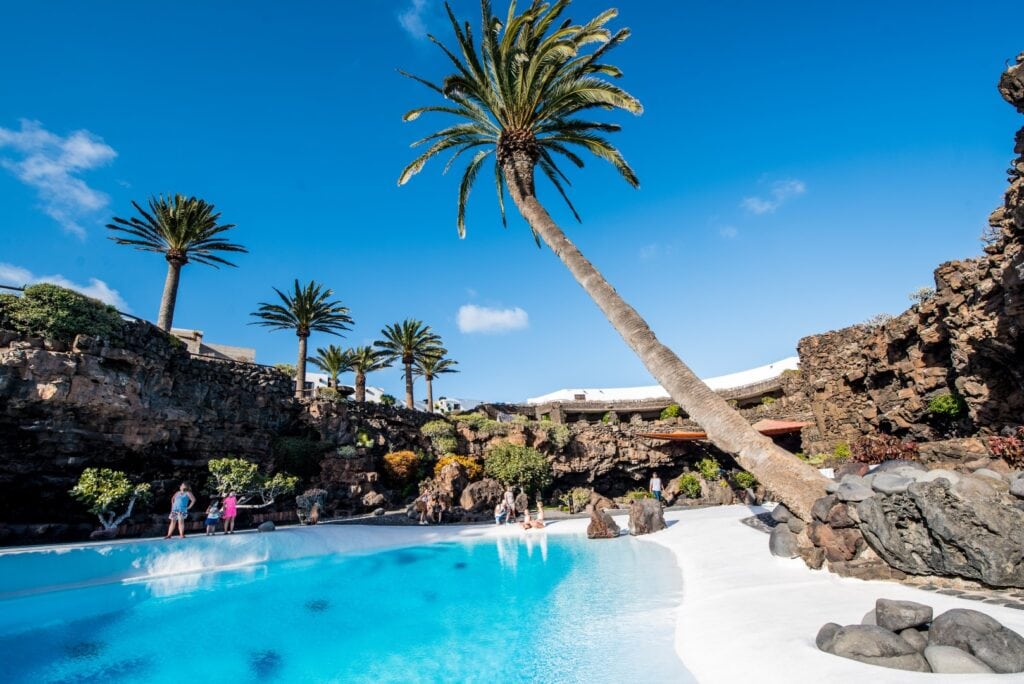Das weiße Becken der Jameos del Agua, umgeben von Vulkangestein