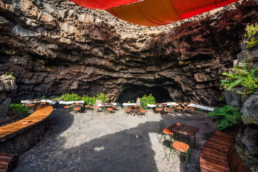 Tische des Restaurants in der Höhle der Jameos del Agua