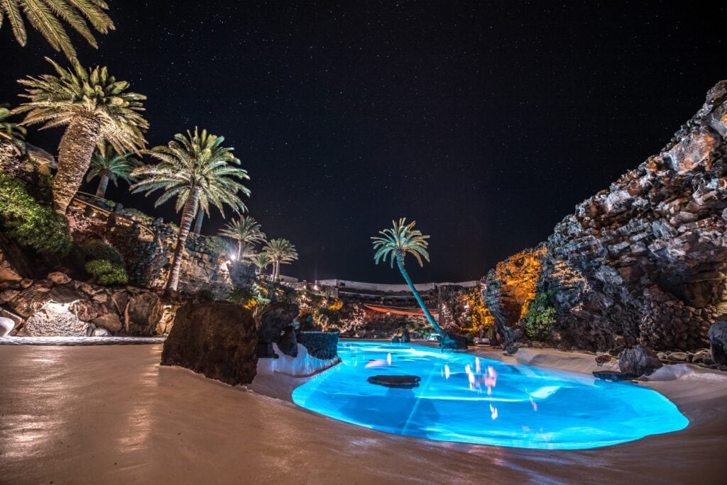 Die Jameos del Agua bei Nacht, stimmungsvoll beleuchtet