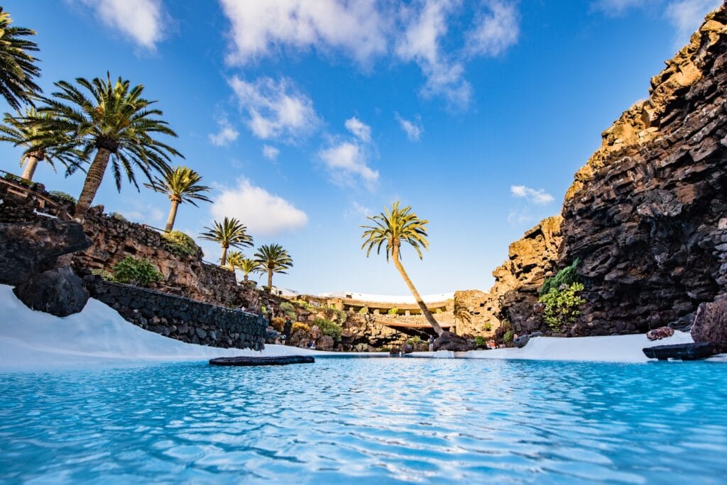 Das türkisfarbene Becken der Jameos del Agua zwischen Palmen und Lavawänden